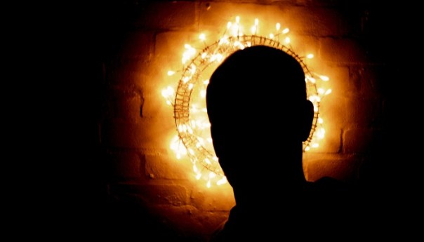 His travel-worn features can no longer be seen...